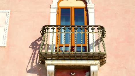 Das-schöne-Design-der-Fensterscheibe-des-Hauses