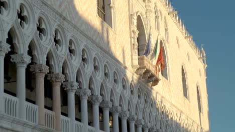 Der-Blick-nach-draußen-Palast-Ducale-in-Venedig