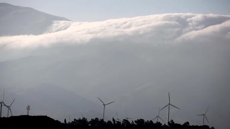 Windmühlen,-die-auf-einem-Hügel