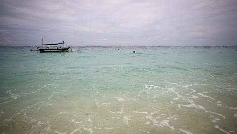 Barcos-de-pesca-tradicional-de-Bali-en-Bali,-Indonesia