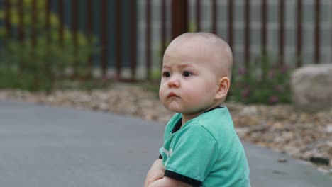 Niedliche-Baby-Boy-im-Park-in-Australien