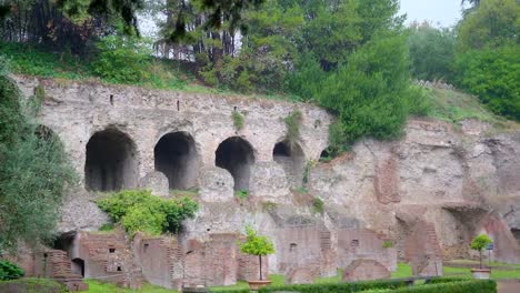 Una-gran-pared-de-la-colina-del-Palatino-en-Roma