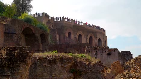 Mucha-gente-en-la-parte-superior-de-las-ruinas-de-Roma-en-Italia