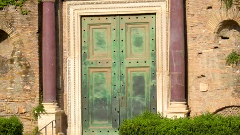 La-gran-puerta-verde-de-una-de-las-ruinas-de-la-colina-del-Palatino-en-Roma,-en-Italia