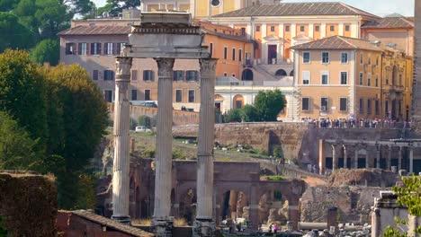 Die-Tempel-Ruinen-und-die-Gebäude-auf-dem-Palatin-in-Rom-in-Italien