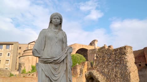 Die-Statue-von-einer-Dame-in-der-Basilika-in-den-Ruinen-in-Rom-in-Italien