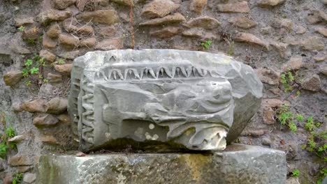 Einer-von-den-Trümmern-oben-auf-einem-Felsen-in-Rom-in-Italien