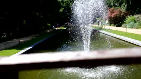 Kleine-Stadt-Springbrunnen-im-Park.