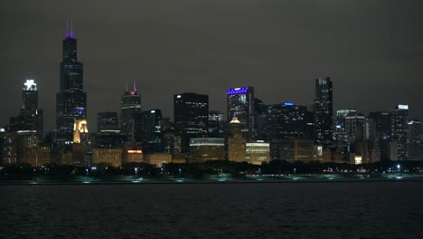 Horizonte-de-la-ciudad-y-frente-al-mar-durante-horas-de-la-tarde.-Chicago,-Illinois,-Estados-Unidos-de-América.