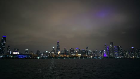 Skyline-von-Chicago-und-Waterfront-in-den-Abendstunden.-29.-November-2017.-Chicago,-Illinois,-Vereinigte-Staaten-von-Amerika.