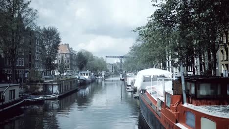 Cinematic-Schuss-von-einem-Amsterdamer-Kanal-etablieren.