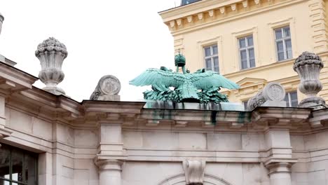 detalle-de-estatua-de-bronce-del-águila,-Viena