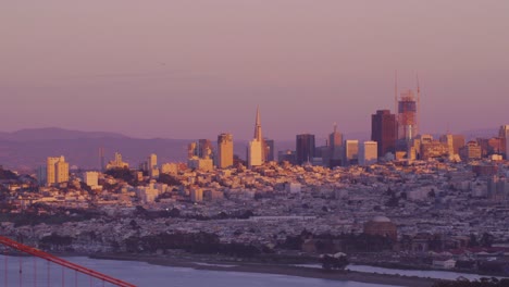 Luftaufnahme-der-Golden-Gate-Bridge-mit-Stadt-im-Hintergrund