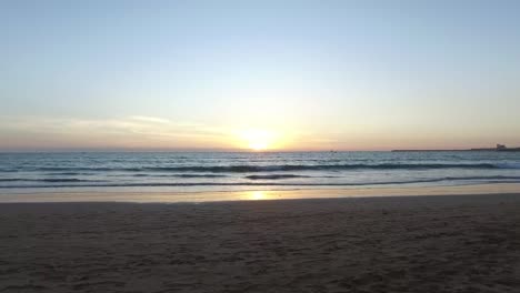 Sonnenuntergang-an-einem-Strand-in-Marokko