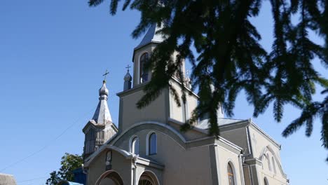 Christliche-Kirche-auf-blauen-Himmelshintergrund