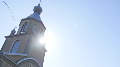 Christliche-Kirche-auf-blauen-Himmel-und-Sonne-Hintergrund