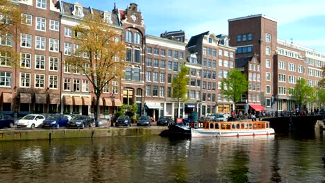 Amterdam-canal,-bridge-and-medieval-houses