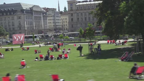 Blick-vom-Bus-in-den-Stadtpark-mit-Sonnenliegen