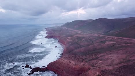 Vista-aérea-en-la-playa-de-Legzira-al-atardecer-en-Marruecos