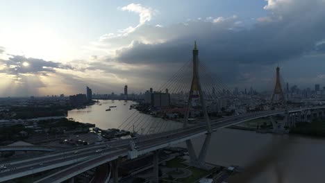 Puente-de-Bhumibol-y-río-aves-ojo-vista-paisaje-en-Bangkok-Tailandia