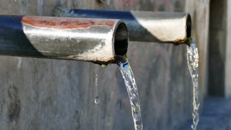 close-up-Brunnen,-zwei-Rohr-Brunnen,-4K,-UHD