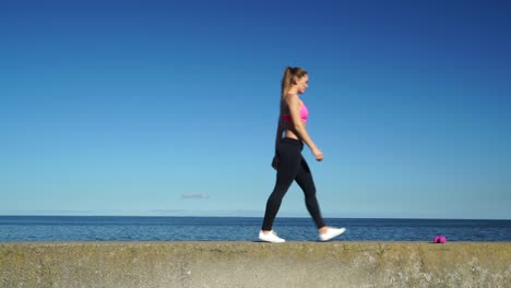 Frau-beim-Sport-Übungen-im-freien-Meer-4K