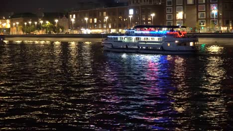 night-traffic-of-pleasure-boats-on-a-city-river