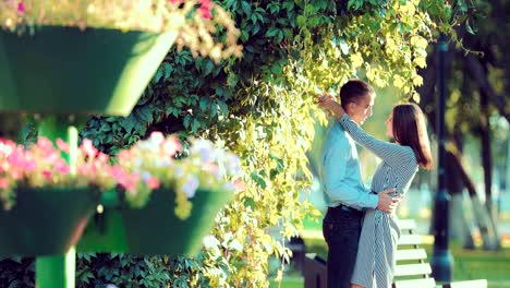 Joven-pareja-abrazándos\'en-el-parque