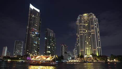 arquitectura-del-centro-de-negocios-de-la-metrópoli.-tiempo-de-la-noche-en-el-centro-de-negocios.-edificios-de-oficinas-en-la-orilla-del-río