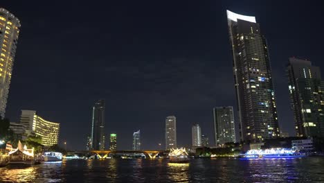 Metropole-in-der-Nacht.-Licht-aus-den-Fenstern-der-Büros-in-den-Wolkenkratzern,-das-Business-Center-der-Stadt