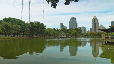 Büro-und-Geschäftshaus-Business-Center-mit-Blick-auf-einen-grünen-Park-mit-einem-See.-Urban-Style.-Stadtbild