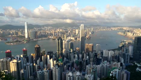 por-la-tarde-vista-del-puerto-de-victoria-desde-la-cumbre-en-hong-kong