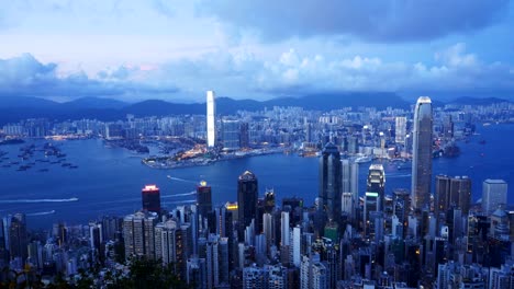 pan-lento-justo-al-atardecer-en-el-pico-en-hong-kong