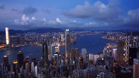 Victoria-Hafen-in-der-Abenddämmerung-vom-Gipfel-in-Hongkong