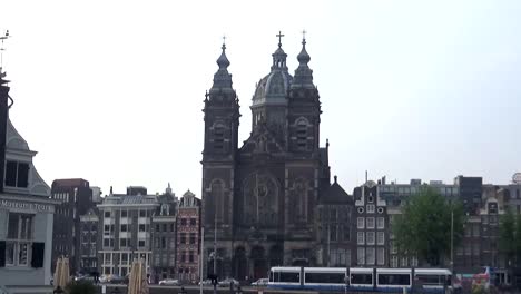 Eine-Kirche-in-Amsterdam