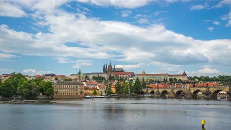 Horizonte-de-timelapse-de-Praga-en-el-lapso-de-tiempo-de-la-República-Checa-4K