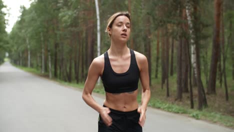 Sportliche-Frau-Joggen-im-freien