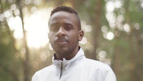 Hombre-negro-posando-en-el-bosque