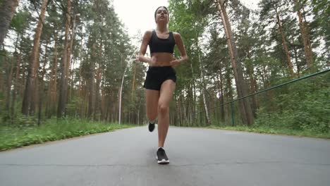 Ajuste-de-la-mujer-a-lo-largo-de-camino-forestal