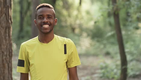 Hombre-negro-feliz-posando-al-aire-libre