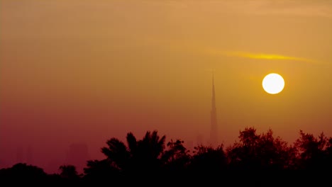 Zeitraffer-der-Sonnenuntergang-hinter-Wolkenkratzer.