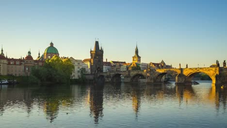 Zeitraffer-Video-der-Prager-Altstadt-mit-Sonnenaufgang-im-tschechischen-Timelapse-4K