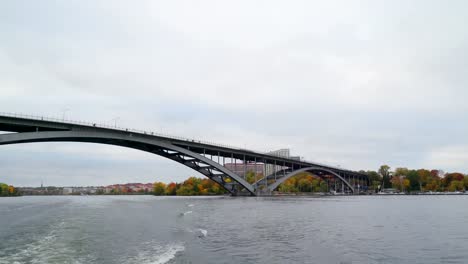 El-gran-puente-de-metal-sobre-el-mar-en-Estocolmo-Suecia