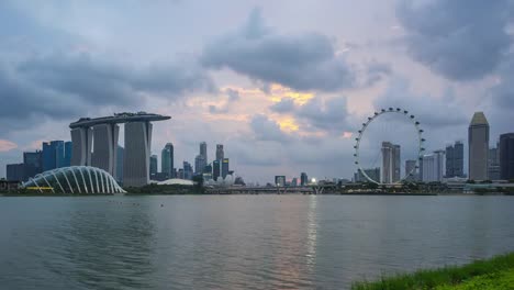 Día-de-timelapse-de-skyline-de-la-ciudad-de-Singapur-a-lapso-de-tiempo-de-noche-en-Singapur