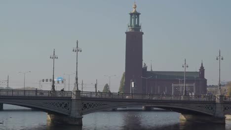 Autos-auf-der-Brücke-in-Stockholm-Schweden