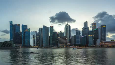 Skyline-von-Singapur-Wahrzeichen-Gebäude-Tag-für-Nacht-Zeitraffer-4K