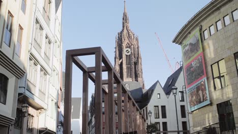 Frankfurter-Dom-Tower-von-der-Altstadt-entfernt