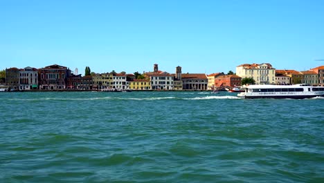 vista-a-San-Giorgio-Maggiore-Venecia,-gondolas-Venecia