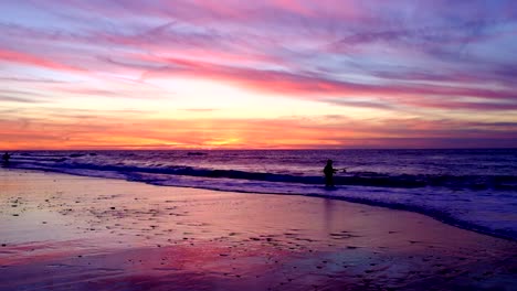 Fisher-Mann-Angeln-am-Atlantischen-Ozean-bei-Sonnenuntergang