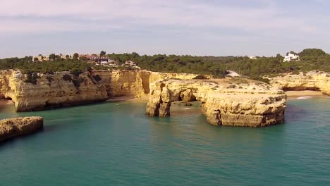 Vista-aérea-de-praia-Albandeira-del-Algarve-en-Portugal